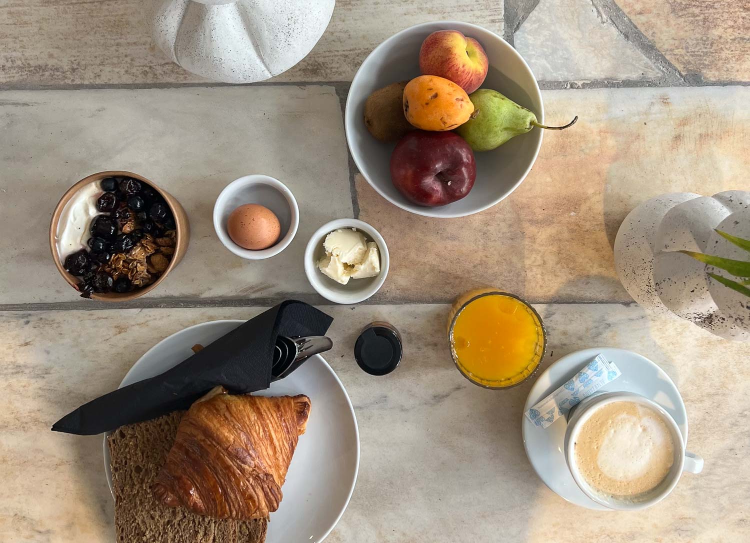 Mona Choose to take your breakfast here on the sunny rooftop, in your room, or in the lobby downstairs