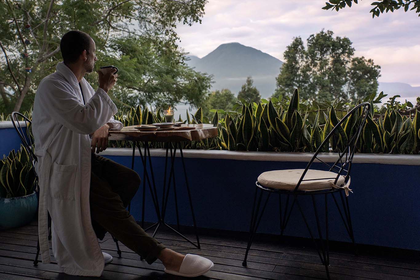 Casa Palopó Waking up to the breathtaking views of the volcanoes surrounding Lake Atitlán felt surreal—an ideal moment to savor a fresh cup of Guatemalan coffee, brewed just for you with a personal French press
