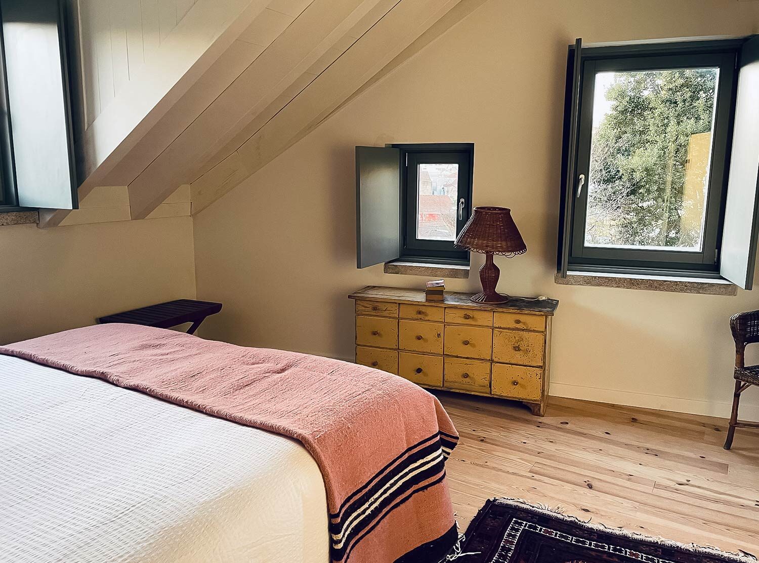 Massarelos House Shabby-chic design in the primary bedroom